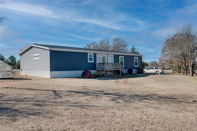 manufactured / mobile home featuring an outdoor structure