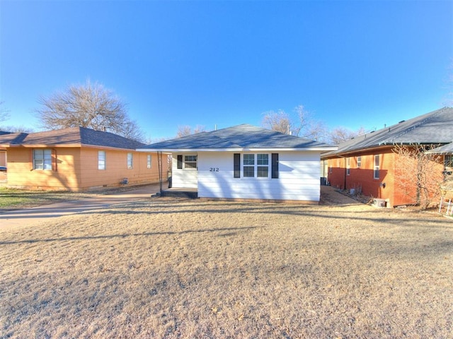 view of front of property featuring a front lawn