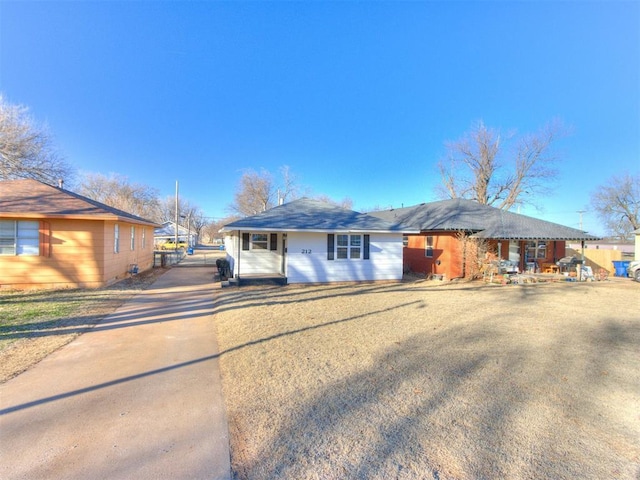 view of front of property featuring driveway