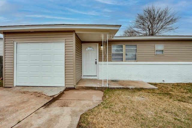 view of front of home with a front lawn and an attached garage