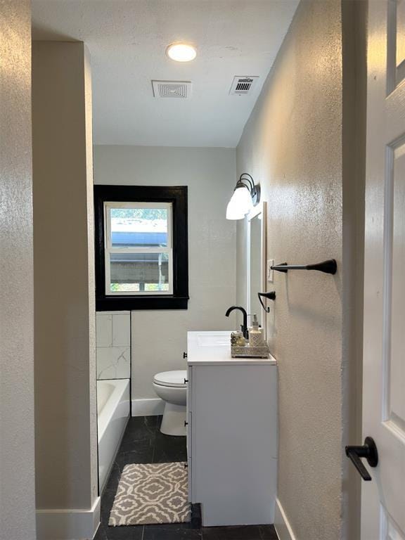 full bath with toilet, a washtub, vanity, visible vents, and baseboards