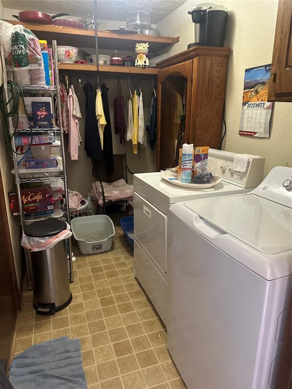 laundry area featuring cabinet space and washer and clothes dryer