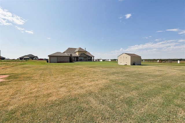 view of yard featuring an outbuilding