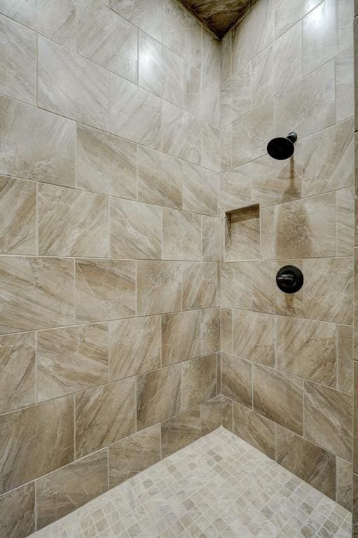 full bathroom featuring a tile shower