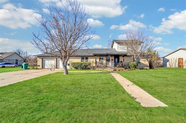 view of front facade featuring driveway, a porch, and a front lawn