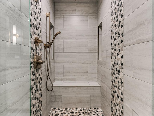 bathroom featuring a tile shower