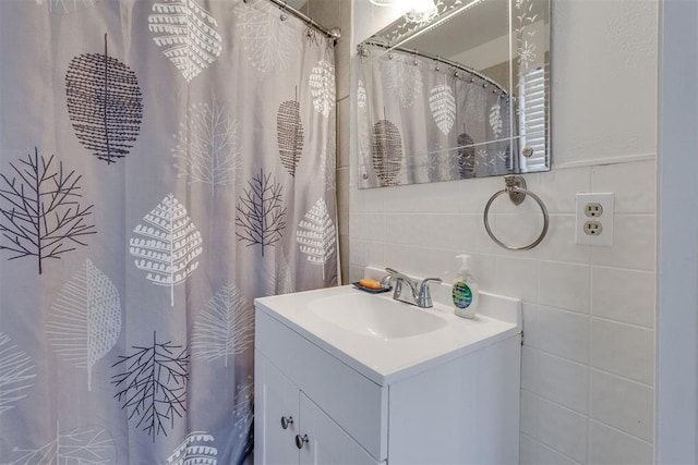 full bathroom featuring a shower with curtain, tile walls, and vanity