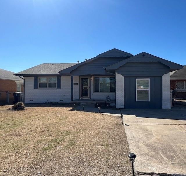 ranch-style home with brick siding, crawl space, and a front yard