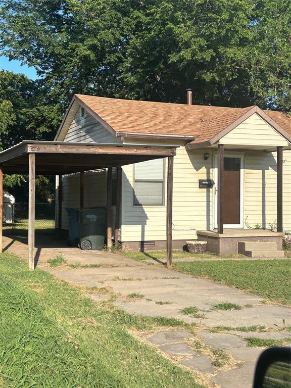 view of front of house with crawl space, a shingled roof, a carport, and a front yard