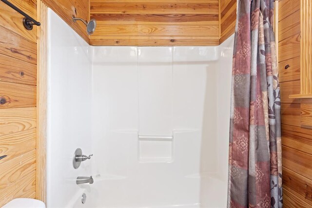 full bathroom featuring shower / bathtub combination with curtain