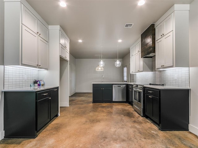 kitchen with stainless steel appliances, visible vents, finished concrete floors, a sink, and a peninsula