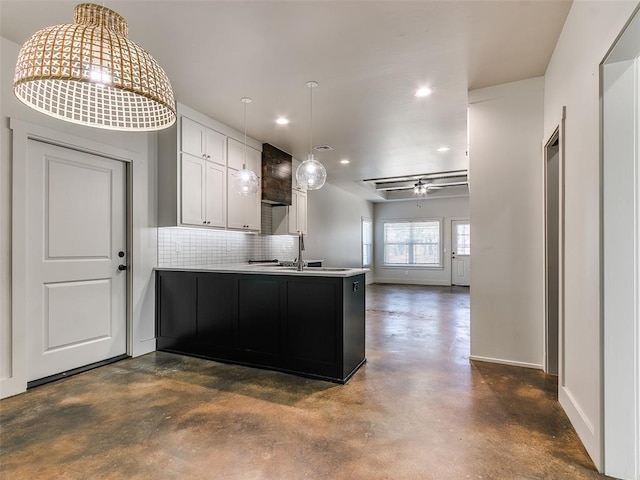 kitchen with recessed lighting, a peninsula, a ceiling fan, backsplash, and finished concrete floors