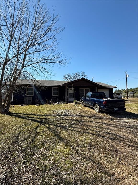 single story home featuring a front yard