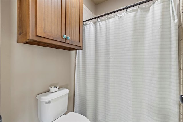 bathroom featuring toilet and a shower with shower curtain