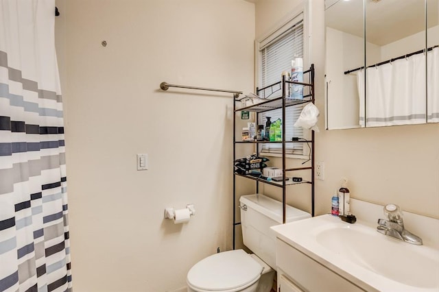 full bathroom featuring toilet, a shower with curtain, and vanity