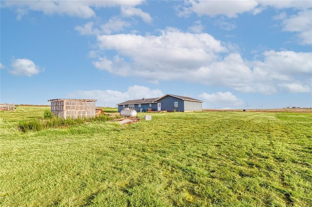 view of yard featuring a rural view