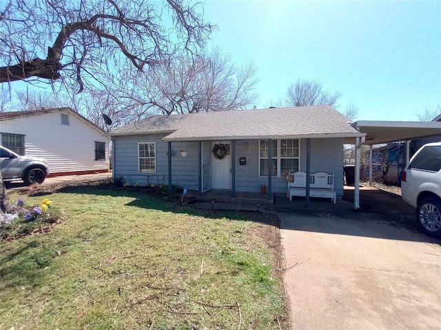 view of front of house with covered porch, driveway, roof with shingles, and a front yard