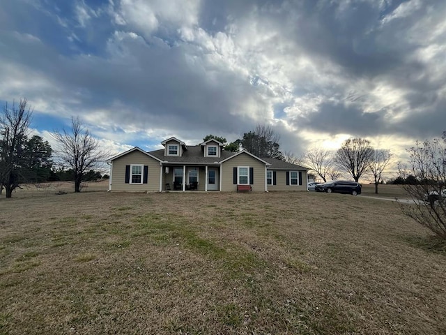 view of front of home featuring a front yard