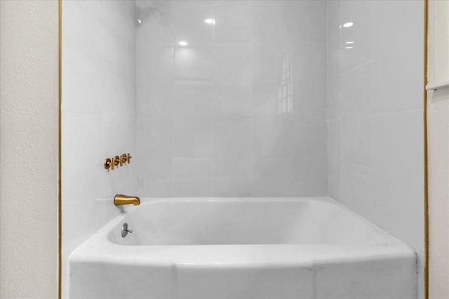 10313 N Mckinley Ave, Oklahoma City, OK 73114 - full bath featuring a bathtub
