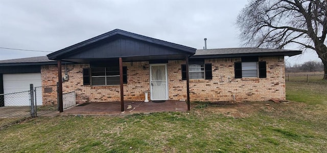 ranch-style home with a front lawn, an attached garage, and fence