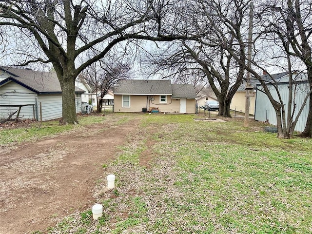 view of front facade featuring a front yard and fence