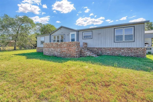 view of front of home featuring a front yard