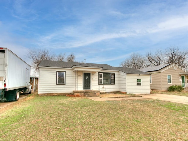 ranch-style home featuring a front lawn