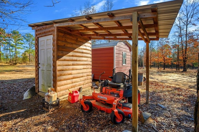 view of outdoor structure with an outbuilding