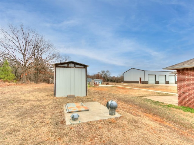 view of yard featuring an outbuilding