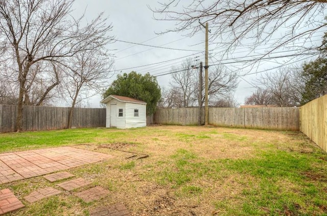 view of yard featuring a patio area, a storage unit, an outdoor structure, and a fenced backyard