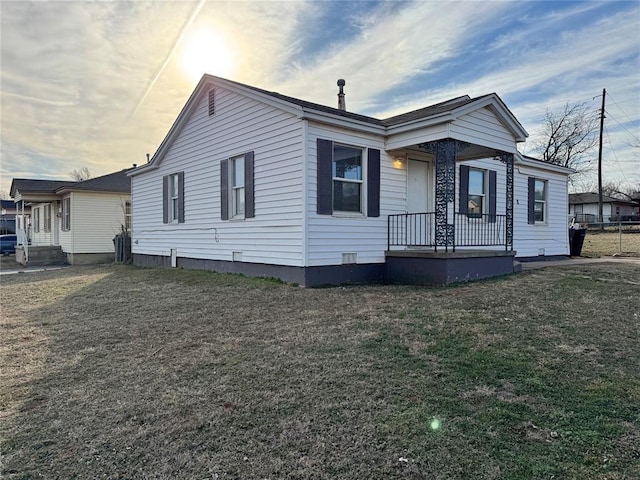 view of front of house featuring fence and a front lawn