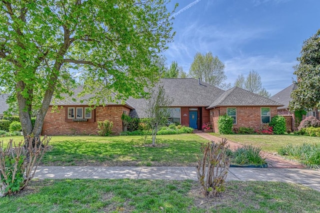 view of front of property featuring brick siding and a front yard