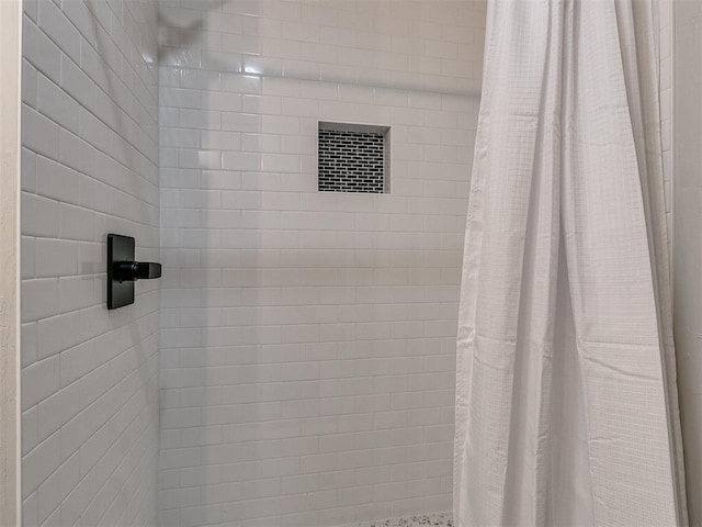 details featuring tiled shower