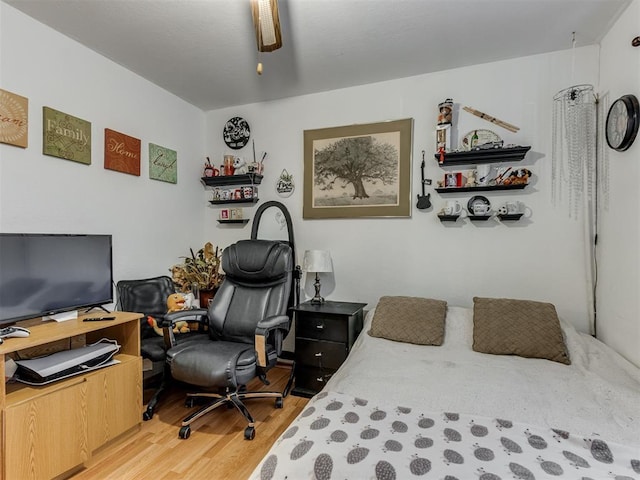 bedroom featuring light wood-type flooring and a ceiling fan