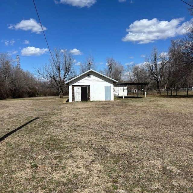 view of yard featuring an outbuilding