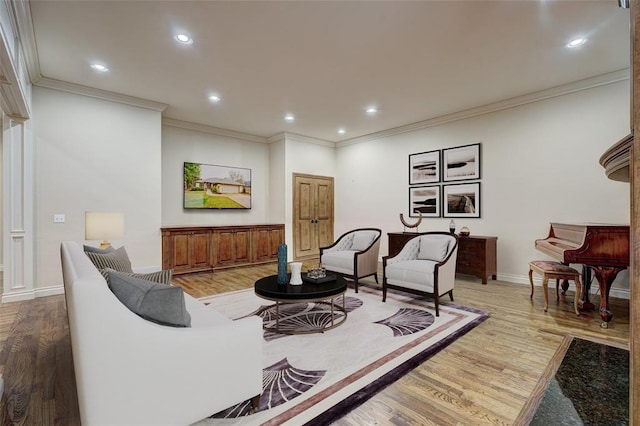 living room with baseboards, ornamental molding, light wood-type flooring, and recessed lighting