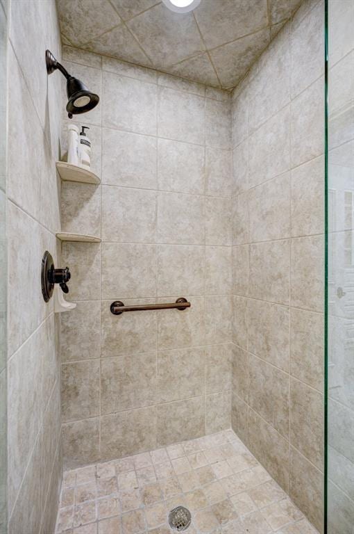 full bathroom featuring a tile shower