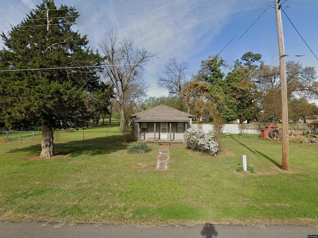 view of front of property featuring a front yard and fence