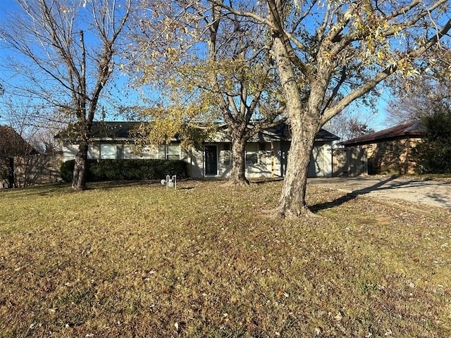 view of yard with concrete driveway