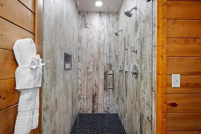 bathroom featuring a tile shower