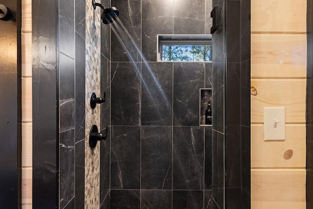 bathroom featuring tiled shower