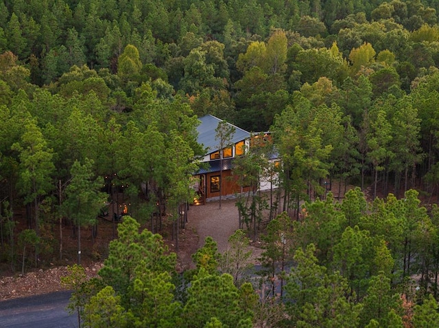 bird's eye view featuring a wooded view