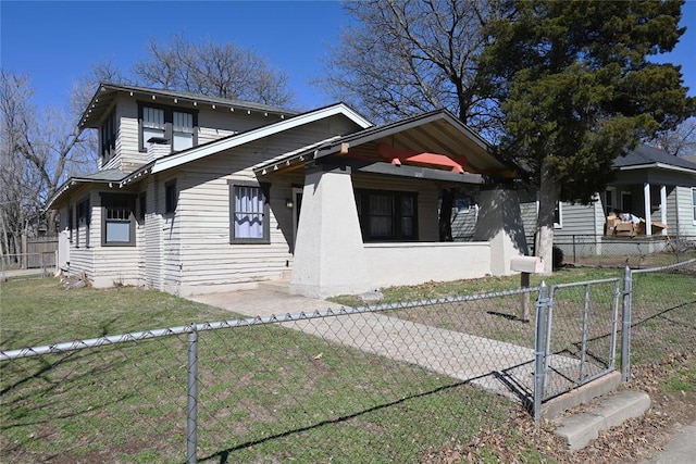 view of front of property featuring a fenced front yard, a front yard, and a gate