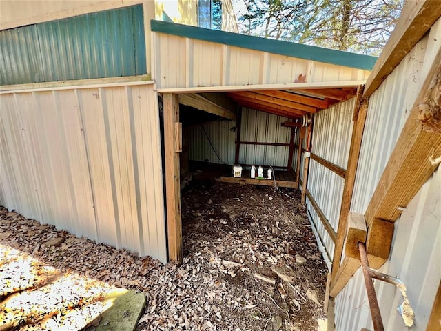 view of outdoor structure featuring an outbuilding