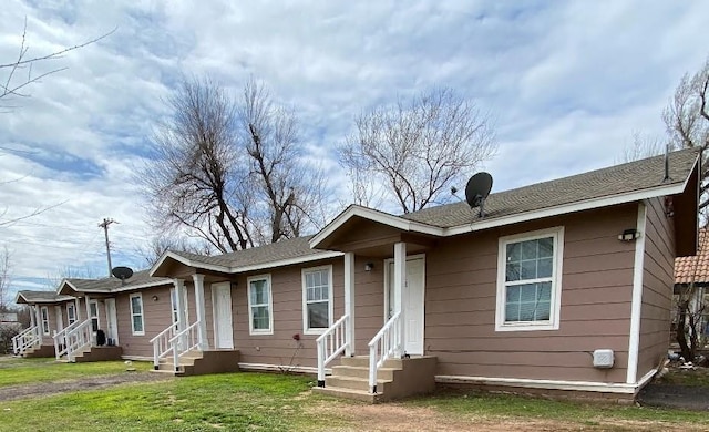 944 SE 14th St, Oklahoma City, OK 73129 - ranch-style home featuring entry steps, a shingled roof, and a front yard