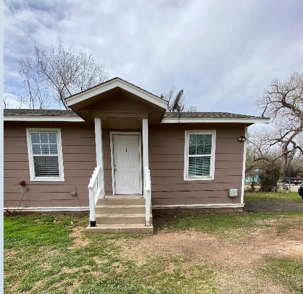 944 SE 14th St, Oklahoma City, OK 73129 - bungalow-style house with entry steps