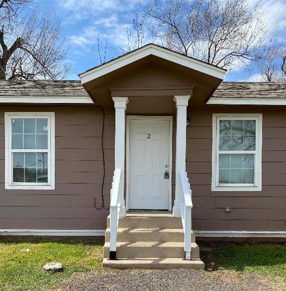 944 SE 14th St, Oklahoma City, OK 73129 - view of exterior entry with a shingled roof