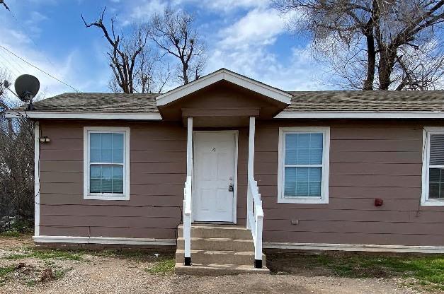 944 SE 14th St, Oklahoma City, OK 73129 - view of front of property featuring entry steps and roof with shingles