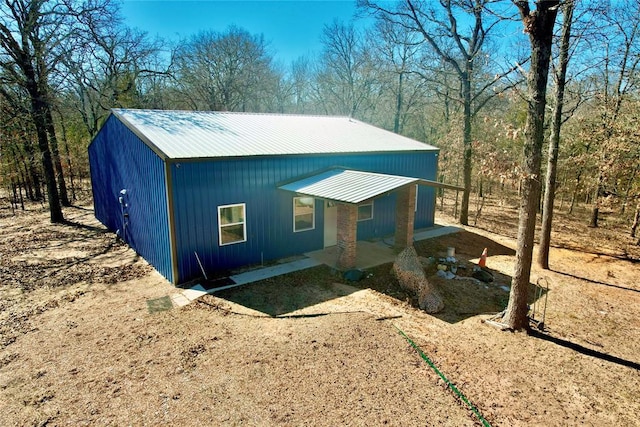 view of outdoor structure with driveway