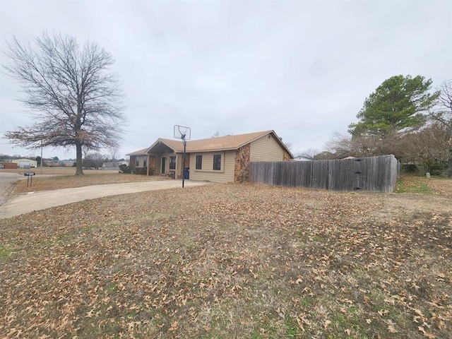 view of front of property featuring fence